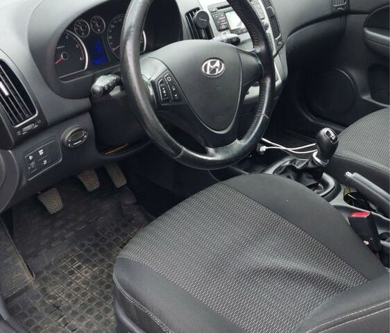 Сірий Хендай i30, об'ємом двигуна 1.6 л та пробігом 252 тис. км за 6600 $, фото 6 на Automoto.ua