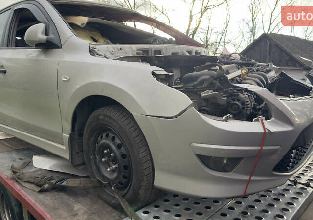 Сірий Хендай i30, об'ємом двигуна 1.4 л та пробігом 200 тис. км за 2500 $, фото 2 на Automoto.ua