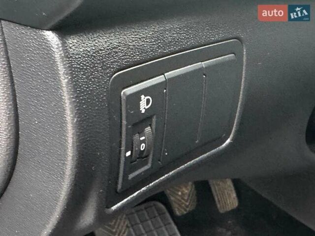 Сірий Хендай i30, об'ємом двигуна 1.4 л та пробігом 162 тис. км за 6490 $, фото 14 на Automoto.ua