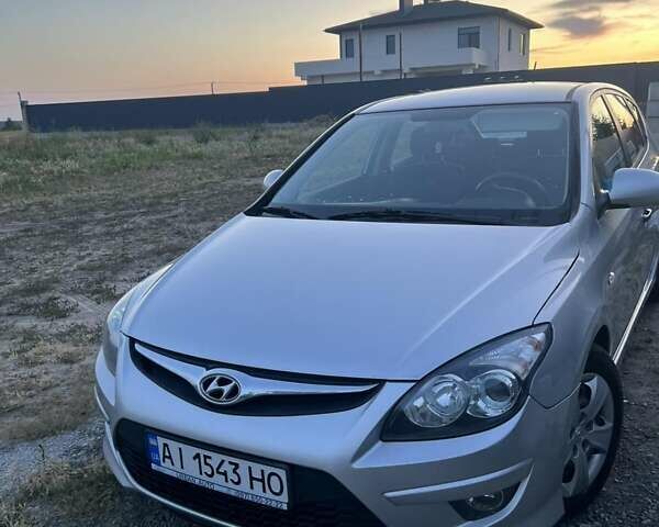 Серый Хендай i30, объемом двигателя 1.6 л и пробегом 147 тыс. км за 7600 $, фото 7 на Automoto.ua