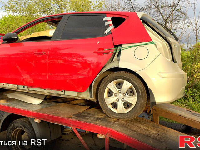 Сірий Хендай i30, об'ємом двигуна 1.4 л та пробігом 200 тис. км за 2500 $, фото 3 на Automoto.ua