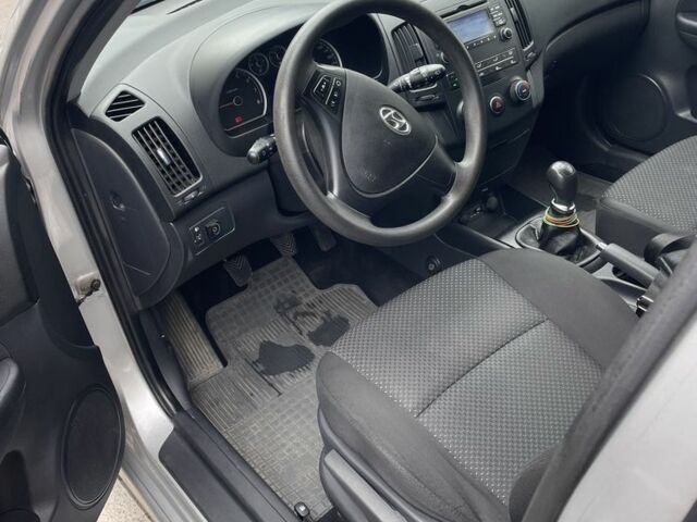 Серый Хендай i30, объемом двигателя 1.4 л и пробегом 130 тыс. км за 6400 $, фото 7 на Automoto.ua