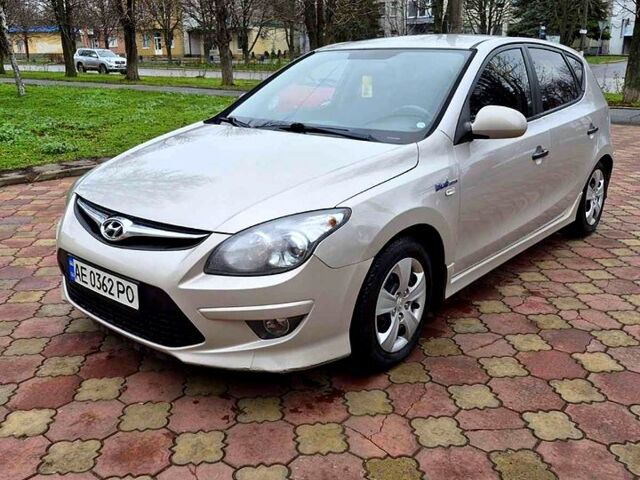 Серый Хендай i30, объемом двигателя 1.6 л и пробегом 200 тыс. км за 7000 $, фото 3 на Automoto.ua