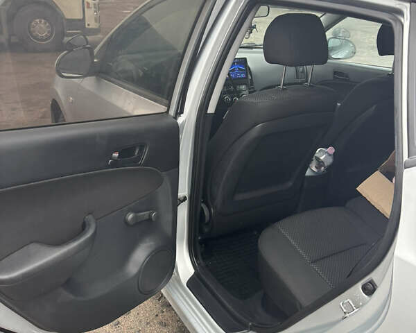 Серый Хендай i30, объемом двигателя 1.4 л и пробегом 300 тыс. км за 6200 $, фото 8 на Automoto.ua