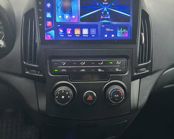 Серый Хендай i30, объемом двигателя 1.4 л и пробегом 300 тыс. км за 6200 $, фото 12 на Automoto.ua