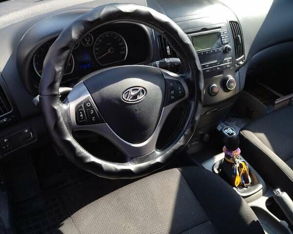 Сірий Хендай i30, об'ємом двигуна 1.4 л та пробігом 210 тис. км за 5500 $, фото 4 на Automoto.ua