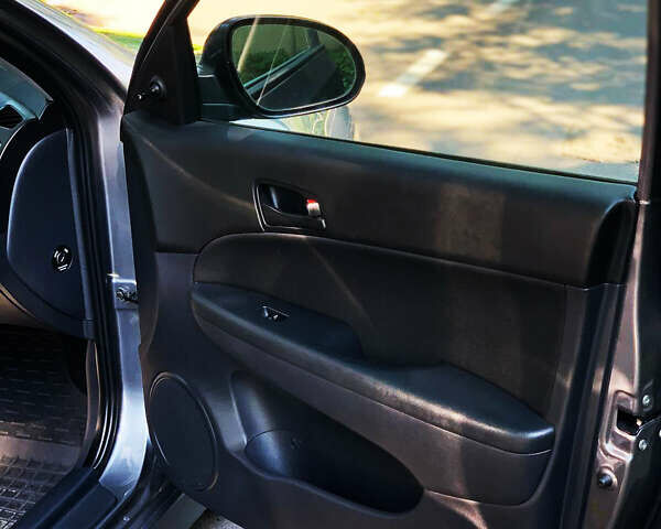 Серый Хендай i30, объемом двигателя 1.4 л и пробегом 120 тыс. км за 6700 $, фото 12 на Automoto.ua