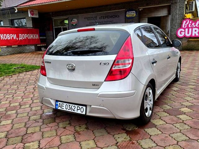 Серый Хендай i30, объемом двигателя 1.6 л и пробегом 200 тыс. км за 7000 $, фото 1 на Automoto.ua
