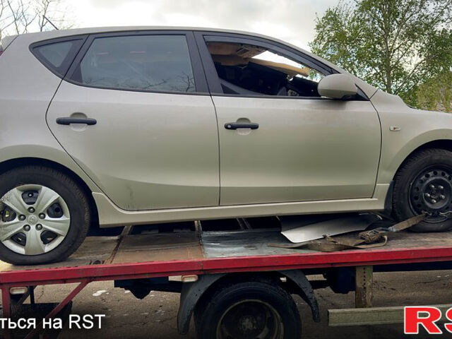 Сірий Хендай i30, об'ємом двигуна 1.4 л та пробігом 200 тис. км за 2500 $, фото 1 на Automoto.ua