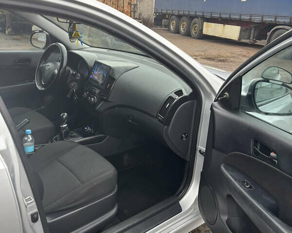 Серый Хендай i30, объемом двигателя 1.4 л и пробегом 300 тыс. км за 6200 $, фото 7 на Automoto.ua