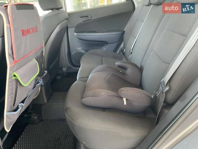Сірий Хендай i30, об'ємом двигуна 1.4 л та пробігом 136 тис. км за 7200 $, фото 13 на Automoto.ua
