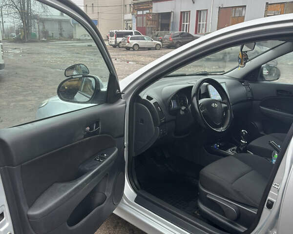 Серый Хендай i30, объемом двигателя 1.4 л и пробегом 300 тыс. км за 6200 $, фото 10 на Automoto.ua