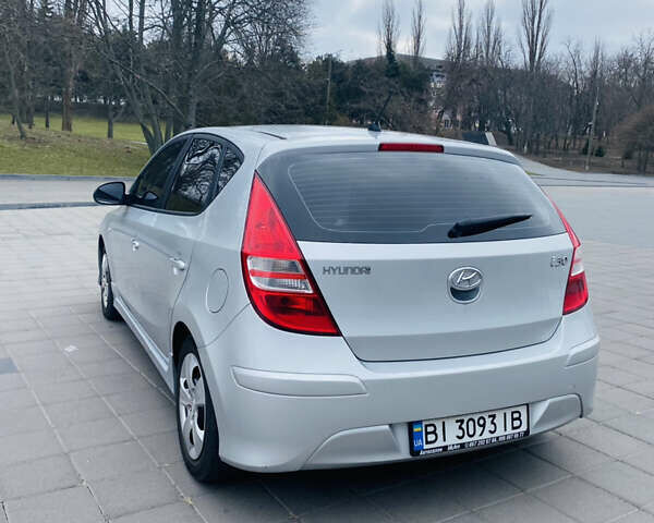 Сірий Хендай i30, об'ємом двигуна 1.58 л та пробігом 235 тис. км за 7200 $, фото 4 на Automoto.ua