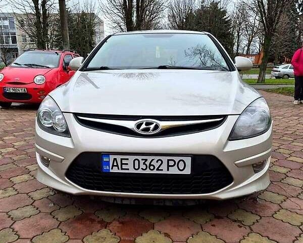 Серый Хендай i30, объемом двигателя 1.6 л и пробегом 200 тыс. км за 7000 $, фото 1 на Automoto.ua