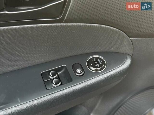 Сірий Хендай i30, об'ємом двигуна 1.4 л та пробігом 162 тис. км за 6490 $, фото 12 на Automoto.ua