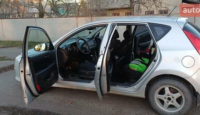 Серый Хендай i30, объемом двигателя 1.58 л и пробегом 230 тыс. км за 7600 $, фото 4 на Automoto.ua