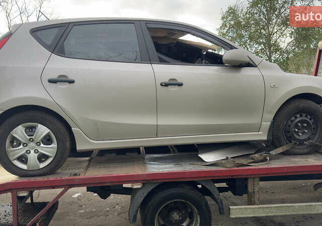 Сірий Хендай i30, об'ємом двигуна 1.4 л та пробігом 200 тис. км за 2500 $, фото 1 на Automoto.ua