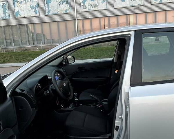 Серый Хендай i30, объемом двигателя 1.4 л и пробегом 178 тыс. км за 8000 $, фото 13 на Automoto.ua