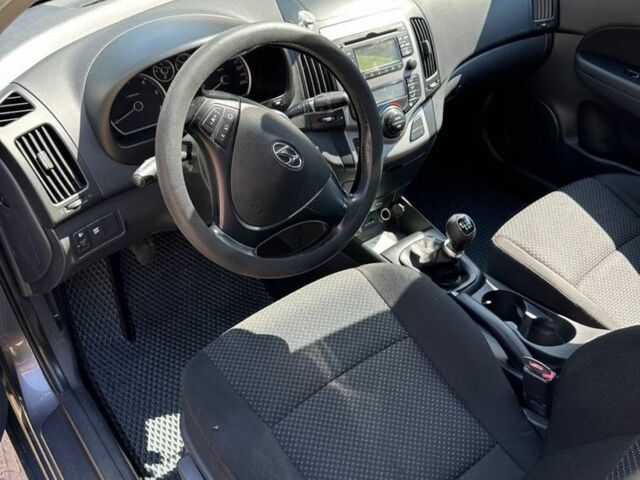 Серый Хендай i30, объемом двигателя 1.6 л и пробегом 310 тыс. км за 4600 $, фото 4 на Automoto.ua