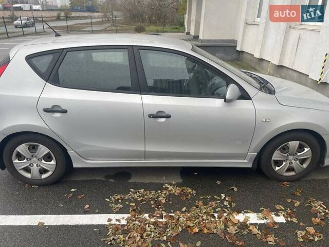 Серый Хендай i30, объемом двигателя 1.4 л и пробегом 195 тыс. км за 6000 $, фото 2 на Automoto.ua