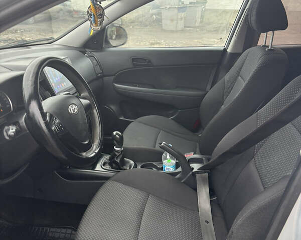 Серый Хендай i30, объемом двигателя 1.4 л и пробегом 300 тыс. км за 6200 $, фото 9 на Automoto.ua