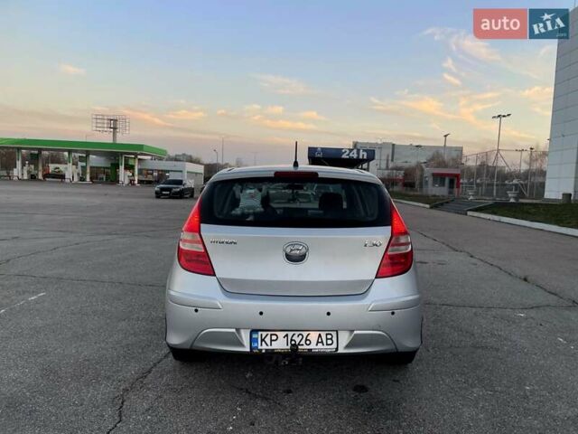 Серый Хендай i30, объемом двигателя 1.4 л и пробегом 178 тыс. км за 8000 $, фото 5 на Automoto.ua