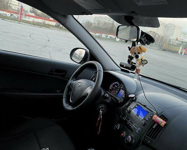Серый Хендай i30, объемом двигателя 1.4 л и пробегом 178 тыс. км за 8000 $, фото 14 на Automoto.ua