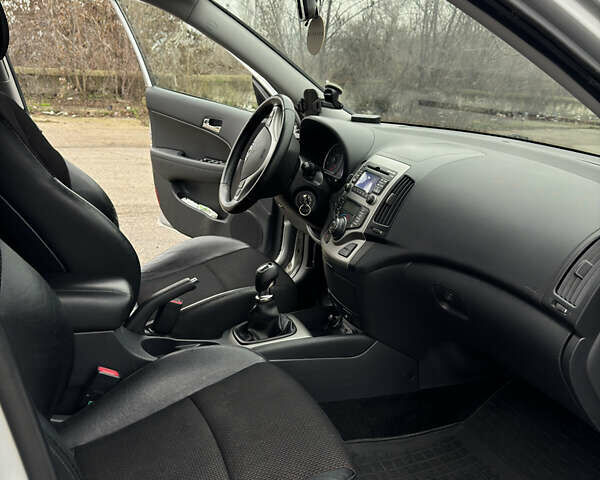 Серый Хендай i30, объемом двигателя 1.58 л и пробегом 269 тыс. км за 6200 $, фото 22 на Automoto.ua