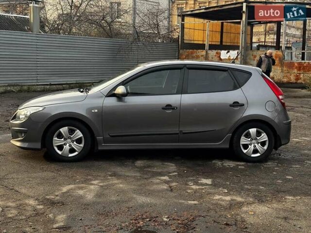 Сірий Хендай i30, об'ємом двигуна 1.4 л та пробігом 162 тис. км за 6490 $, фото 3 на Automoto.ua