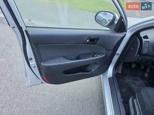 Серый Хендай i30, объемом двигателя 1.4 л и пробегом 295 тыс. км за 6200 $, фото 9 на Automoto.ua