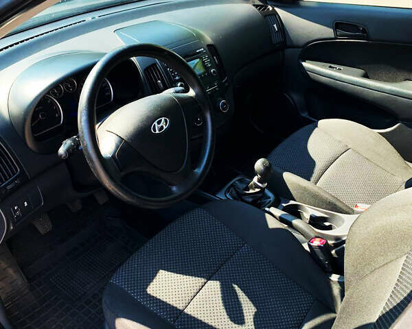 Серый Хендай i30, объемом двигателя 1.4 л и пробегом 120 тыс. км за 6700 $, фото 11 на Automoto.ua