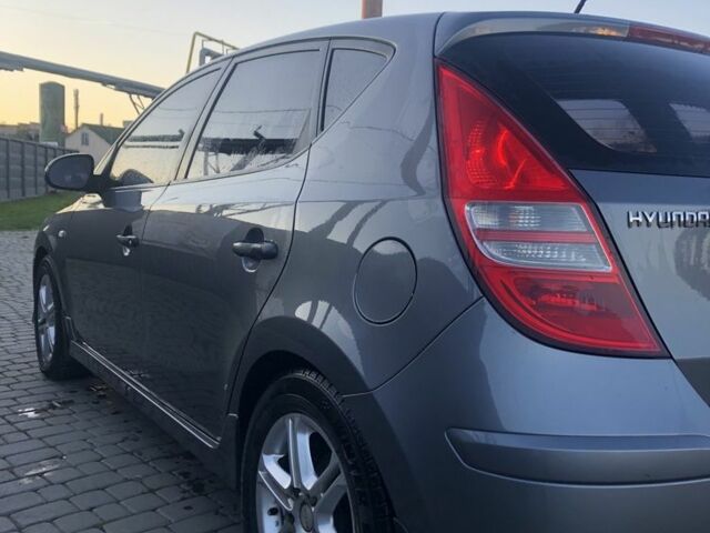 Серый Хендай i30, объемом двигателя 1.6 л и пробегом 280 тыс. км за 6000 $, фото 1 на Automoto.ua