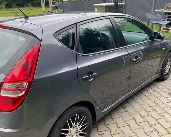 Сірий Хендай i30, об'ємом двигуна 1.4 л та пробігом 176 тис. км за 7000 $, фото 5 на Automoto.ua