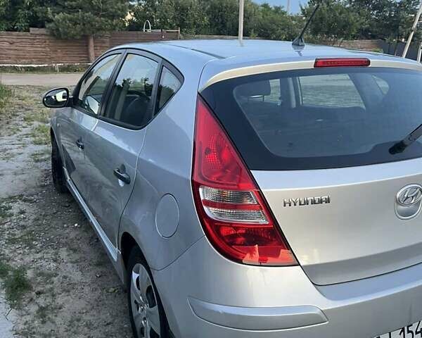 Серый Хендай i30, объемом двигателя 1.6 л и пробегом 147 тыс. км за 7600 $, фото 8 на Automoto.ua