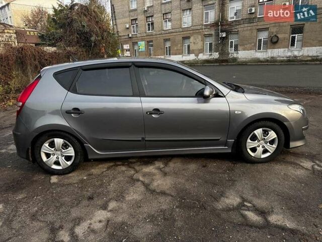 Сірий Хендай i30, об'ємом двигуна 1.4 л та пробігом 162 тис. км за 6490 $, фото 7 на Automoto.ua