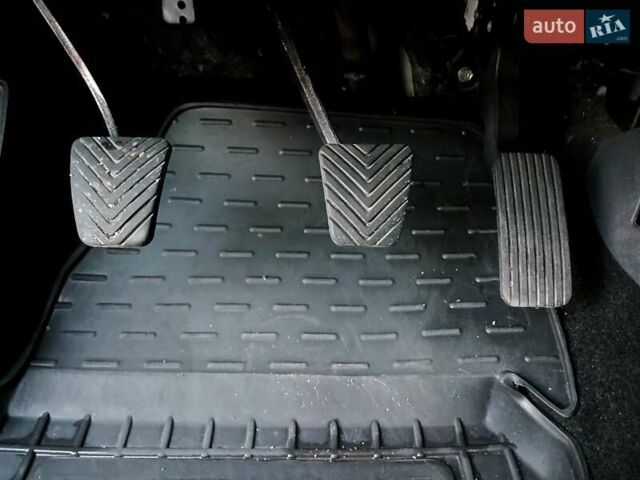 Серый Хендай i30, объемом двигателя 1.4 л и пробегом 178 тыс. км за 8000 $, фото 18 на Automoto.ua