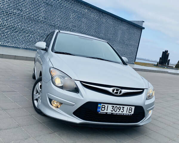 Сірий Хендай i30, об'ємом двигуна 1.58 л та пробігом 235 тис. км за 7200 $, фото 1 на Automoto.ua