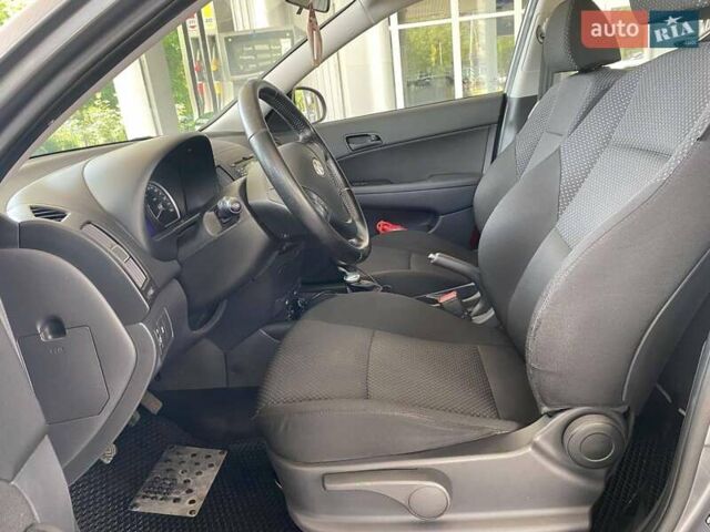 Серый Хендай i30, объемом двигателя 1.4 л и пробегом 136 тыс. км за 7200 $, фото 12 на Automoto.ua