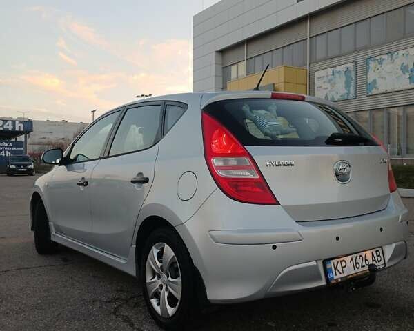 Серый Хендай i30, объемом двигателя 1.4 л и пробегом 178 тыс. км за 8000 $, фото 6 на Automoto.ua