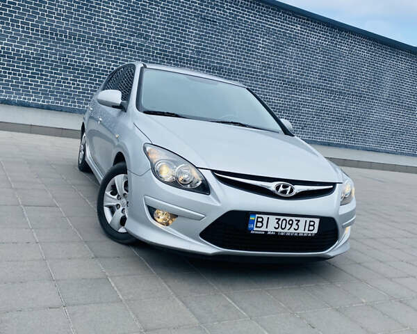 Сірий Хендай i30, об'ємом двигуна 1.58 л та пробігом 235 тис. км за 7200 $, фото 2 на Automoto.ua