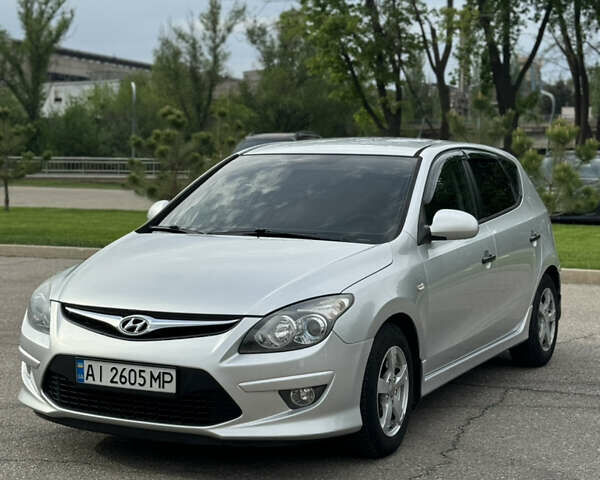 Сірий Хендай i30, об'ємом двигуна 1.4 л та пробігом 182 тис. км за 6850 $, фото 1 на Automoto.ua