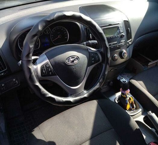 Сірий Хендай i30, об'ємом двигуна 1.4 л та пробігом 210 тис. км за 6500 $, фото 2 на Automoto.ua
