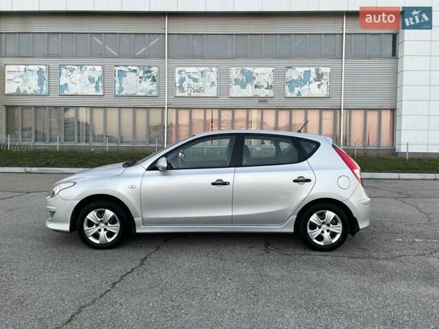 Серый Хендай i30, объемом двигателя 1.4 л и пробегом 178 тыс. км за 8000 $, фото 7 на Automoto.ua