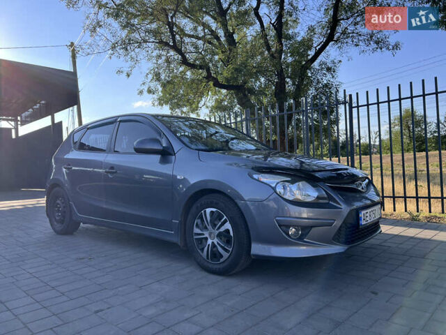 Серый Хендай i30, объемом двигателя 1.6 л и пробегом 184 тыс. км за 7500 $, фото 1 на Automoto.ua