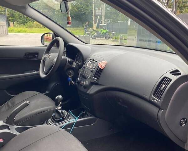 Сірий Хендай i30, об'ємом двигуна 1.4 л та пробігом 176 тис. км за 7000 $, фото 7 на Automoto.ua