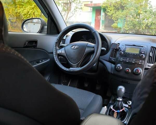 Серый Хендай i30, объемом двигателя 1.4 л и пробегом 161 тыс. км за 6400 $, фото 1 на Automoto.ua