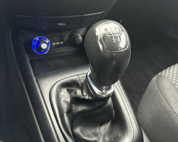 Серый Хендай i30, объемом двигателя 1.4 л и пробегом 300 тыс. км за 6200 $, фото 13 на Automoto.ua