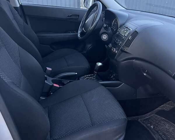 Серый Хендай i30, объемом двигателя 1.6 л и пробегом 147 тыс. км за 7600 $, фото 11 на Automoto.ua