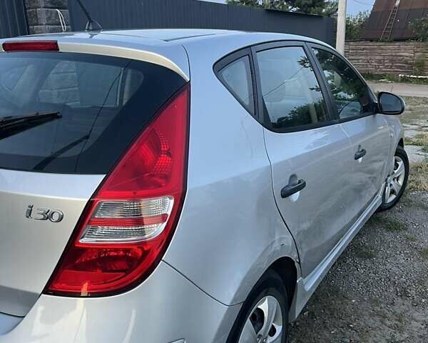 Серый Хендай i30, объемом двигателя 1.6 л и пробегом 147 тыс. км за 7600 $, фото 1 на Automoto.ua