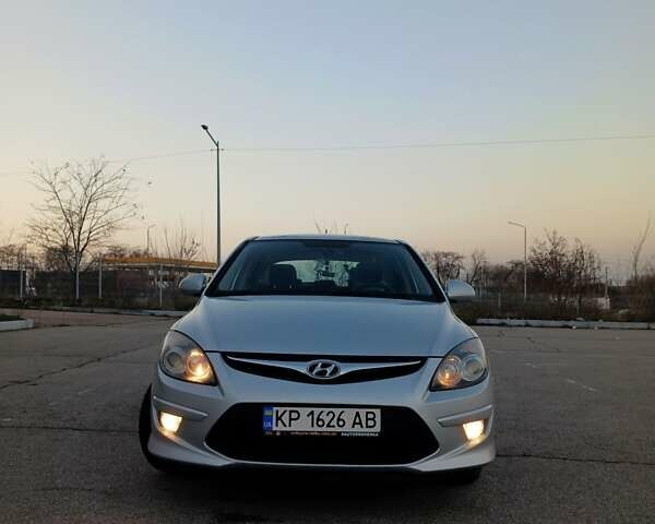 Серый Хендай i30, объемом двигателя 1.4 л и пробегом 178 тыс. км за 8000 $, фото 1 на Automoto.ua